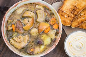 Юшку подают горячей