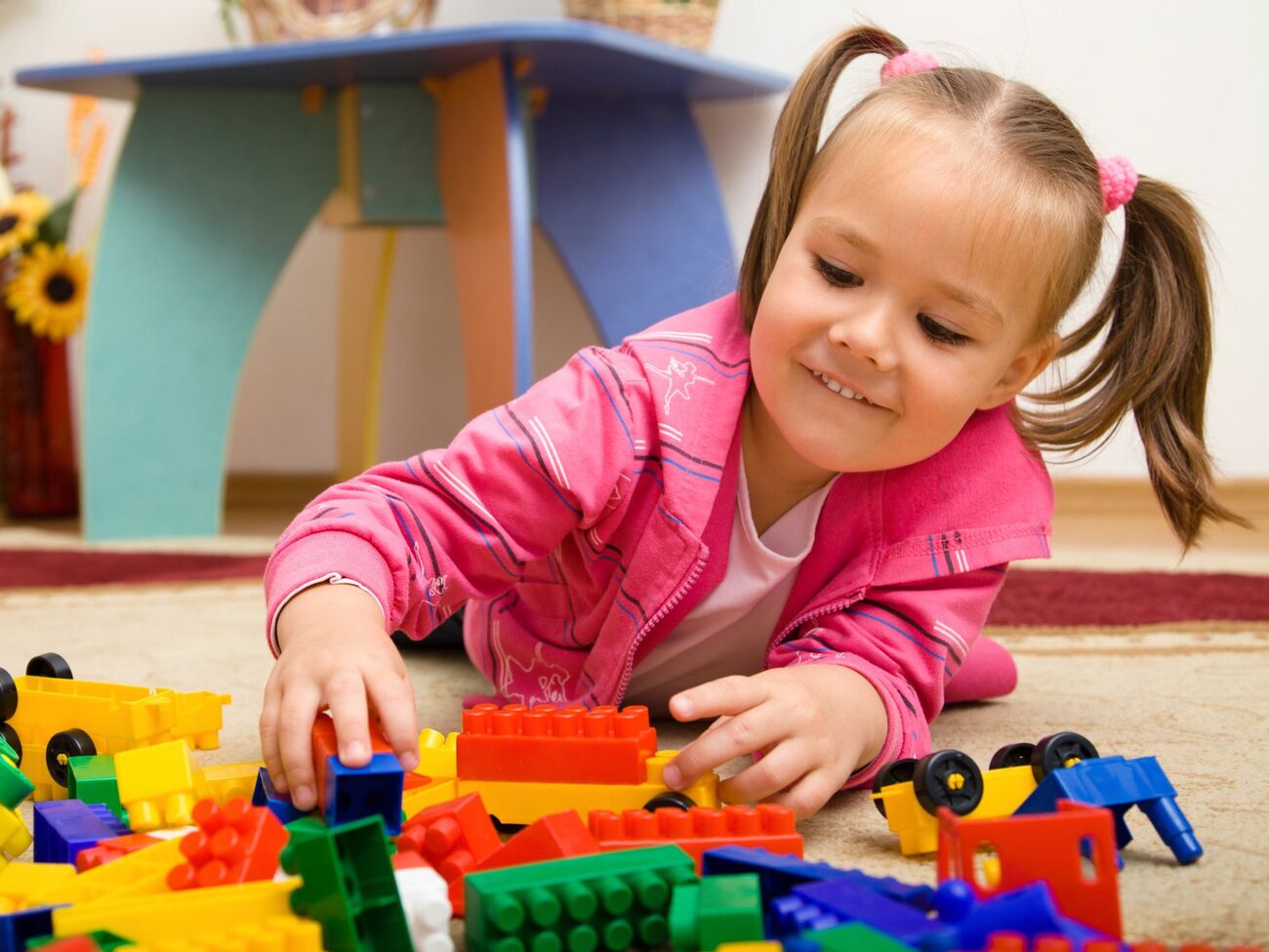 Следует выбирать простые и развивающие игрушки