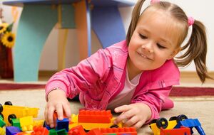 Следует выбирать простые и развивающие игрушки