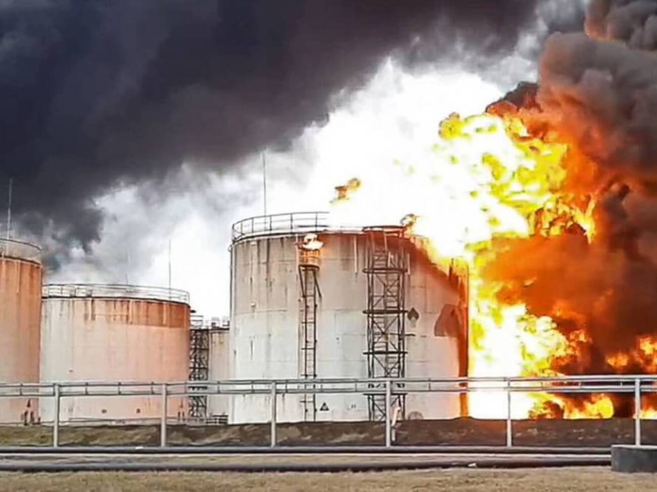 Власти признали пожар на нефтебазе