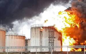 Власти признали пожар на нефтебазе