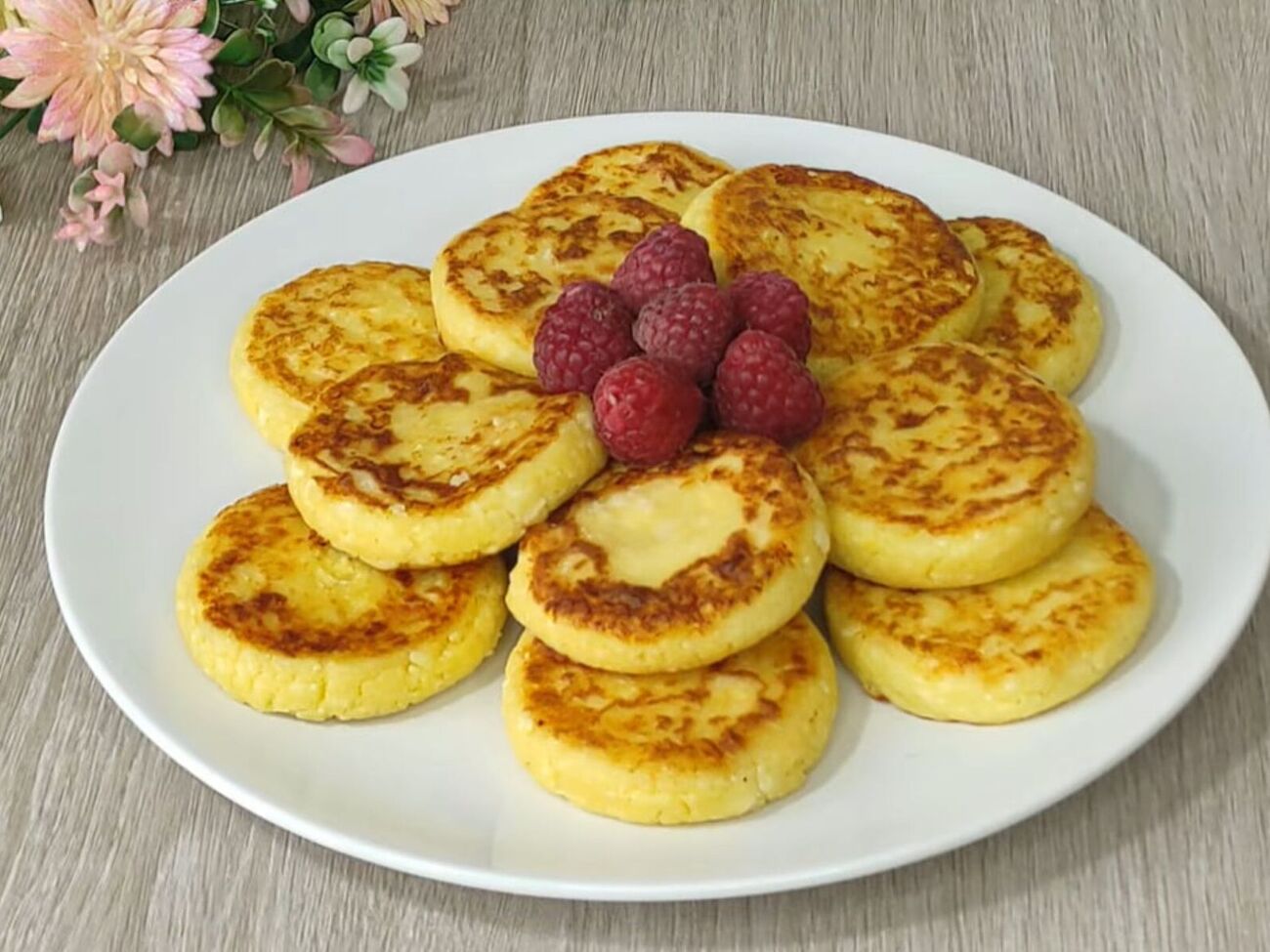 Подавайте сырники теплыми со сметаной, медом, вареньем, сгущенным молоком или свежими ягодами