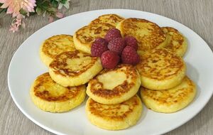 Подавайте сырники теплыми со сметаной, медом, вареньем, сгущенным молоком или свежими ягодами