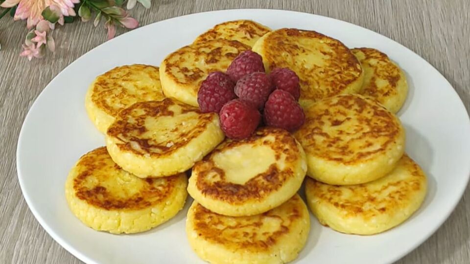 Подавайте сырники теплыми со сметаной, медом, вареньем, сгущенным молоком или свежими ягодами