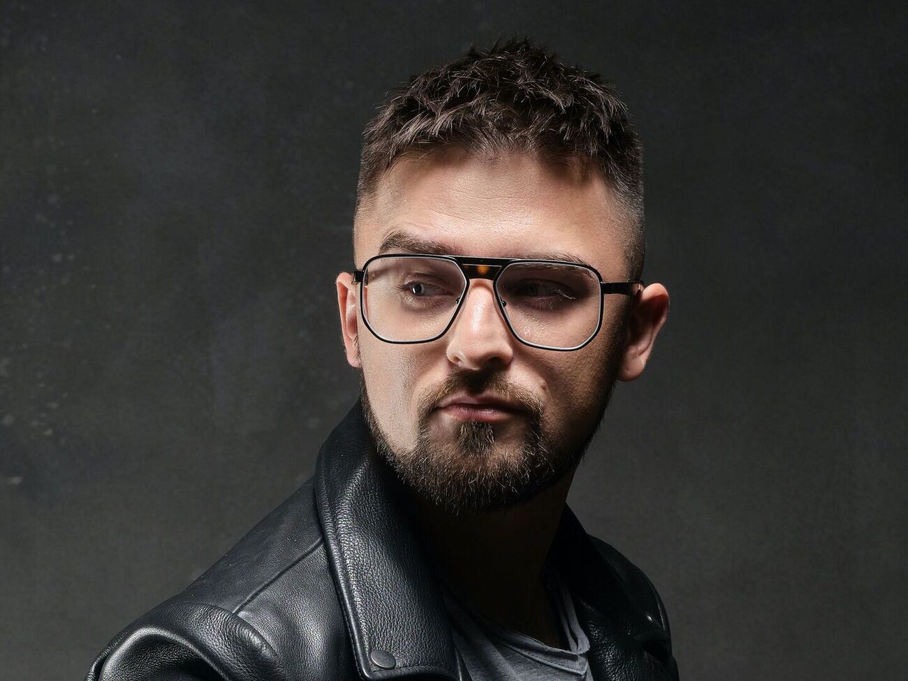 Julik родился в 1990 году во Львове