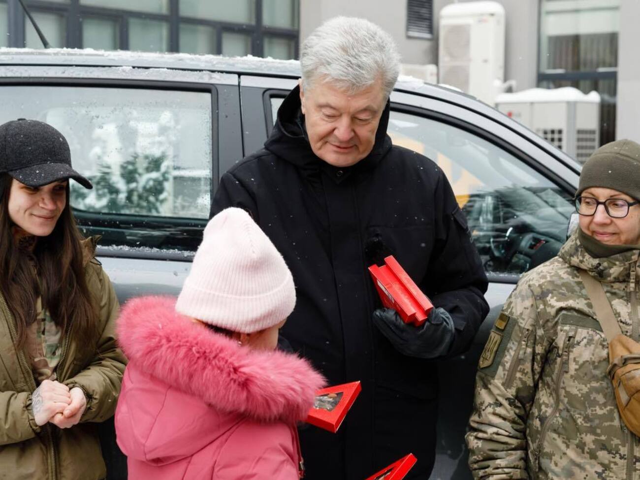 Порошенку як не вірили, так і не вірять 77% українців, написав Олещук