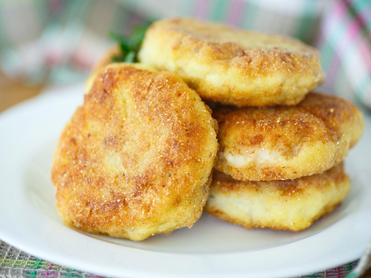 Котлеты жарят до золотистой корочки