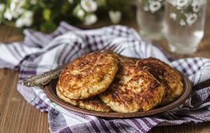 Котлети готують за кілька простих кроків