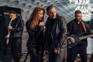 Тіна Кароль зазначила, що Жадан написав композицію про стан, коли кохання стає єдиною опорою