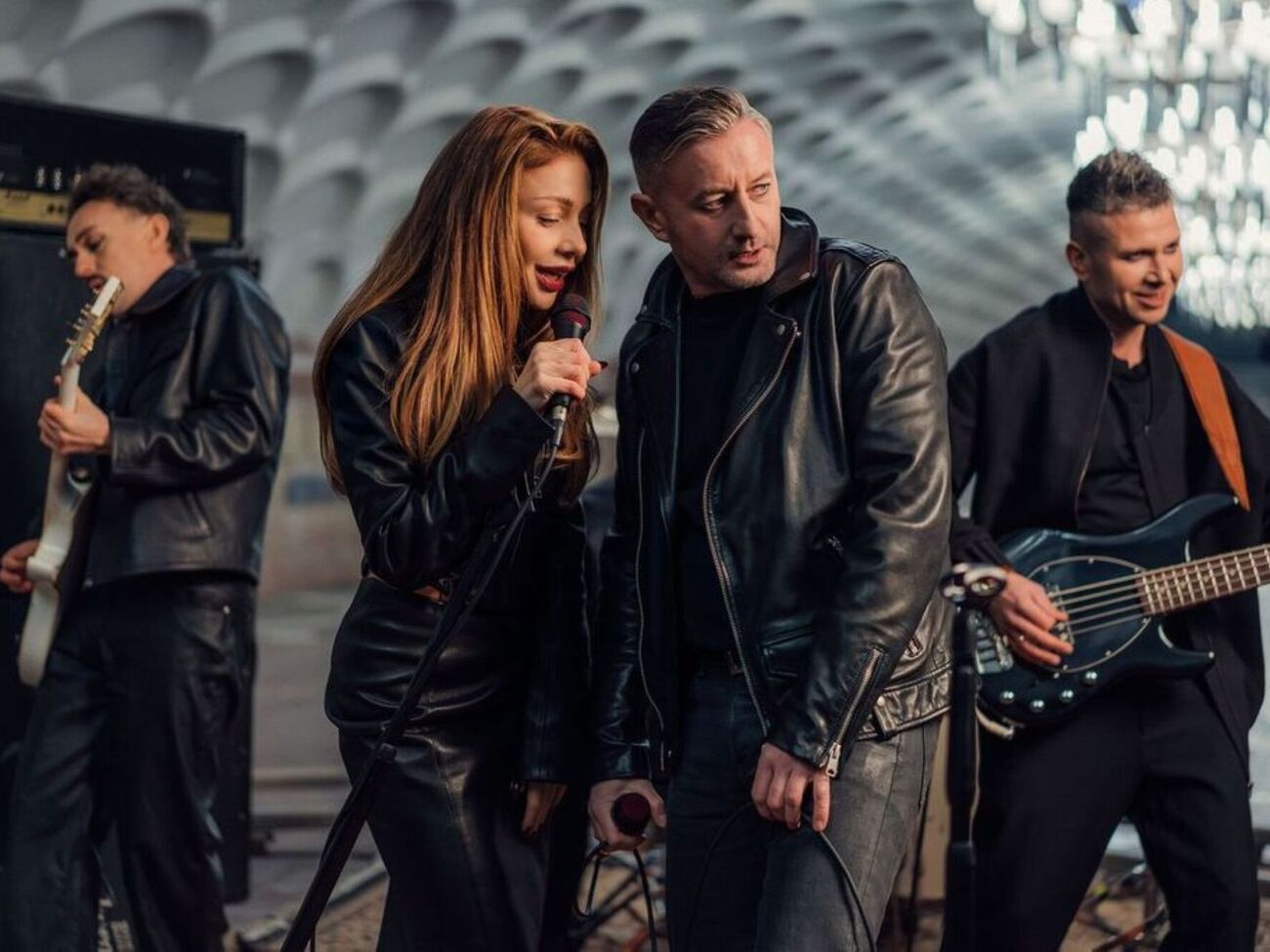 Тіна Кароль зазначила, що Жадан написав композицію про стан, коли кохання стає єдиною опорою