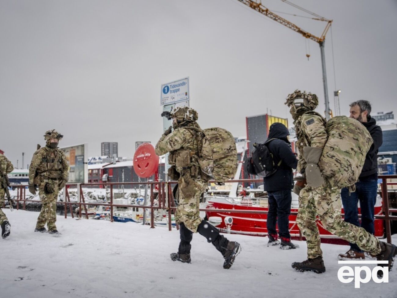 Військові й цивільні літаки Данії систематично перевозили солдатів, озброєння і військові вантажі до Гренландії