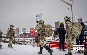 Військові й цивільні літаки Данії систематично перевозили солдатів, озброєння і військові вантажі до Гренландії