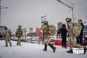 Військові й цивільні літаки Данії систематично перевозили солдатів, озброєння і військові вантажі до Гренландії