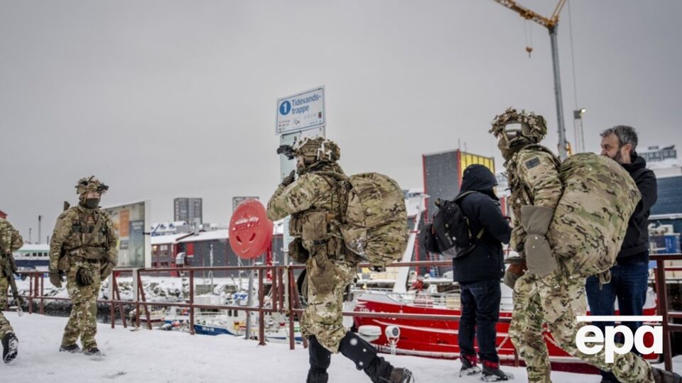 Военные и гражданские самолеты Дании систематически перевозили солдат, вооружение и военные грузы в Гренландию, отметили СМИ
