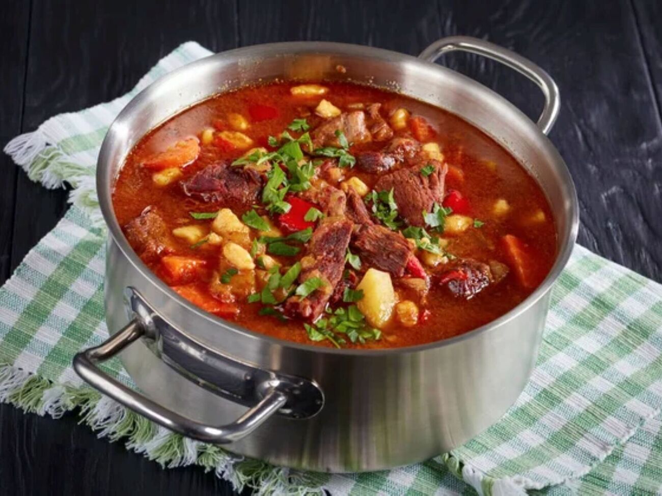 Наприкінці додайте в бограч подрібнений часник і зелень