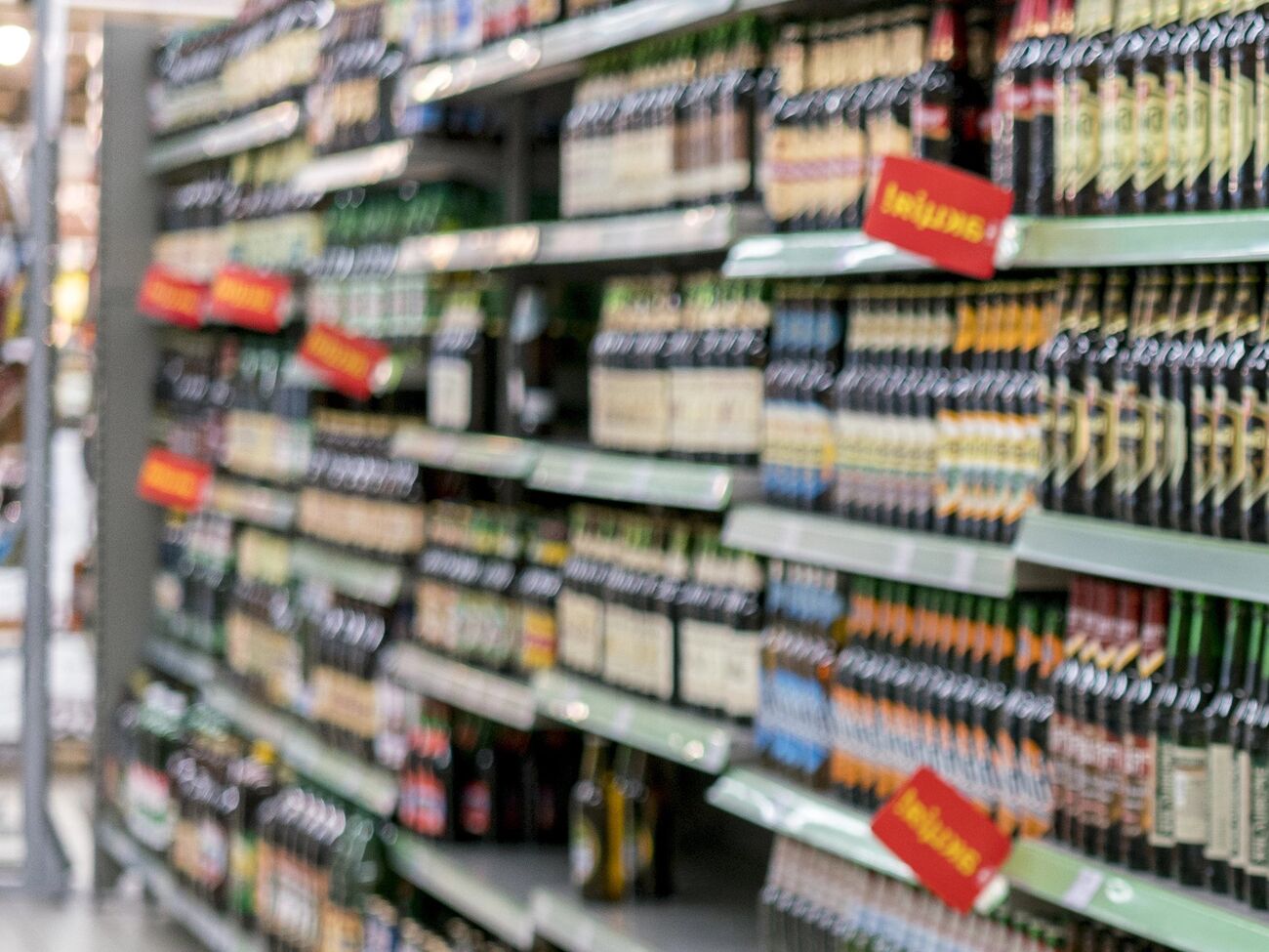 У Кременчуці чоловік не розрахувався за пиво й покинув магазин, суд призначив йому покарання, написали ЗМІ