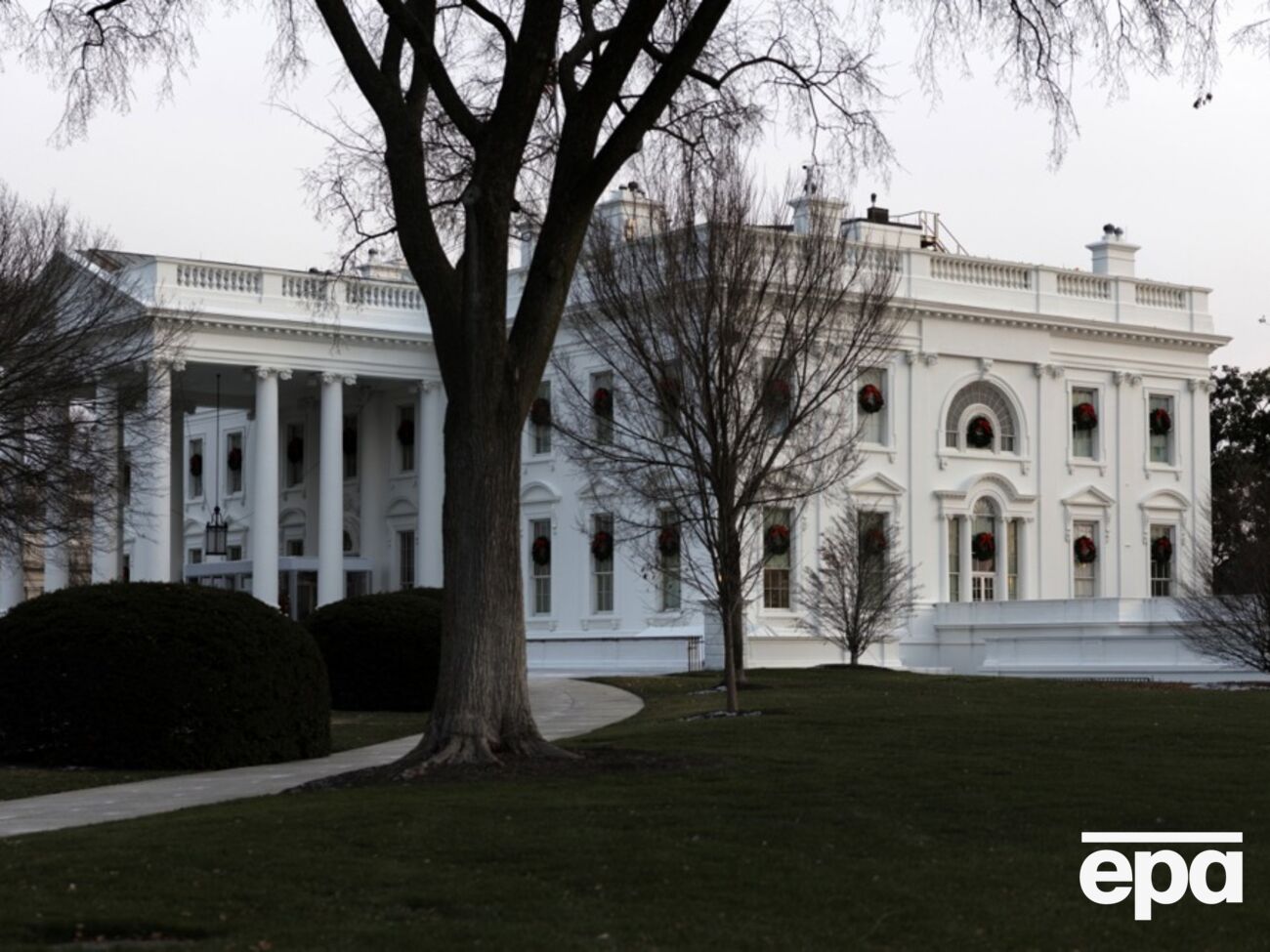 Белый дом опубликовал фото протестующей, измененное ИИ