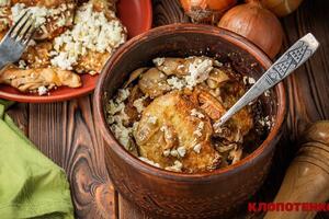 Подавайте блюдо горячим, украсив свежей измельченной зеленью