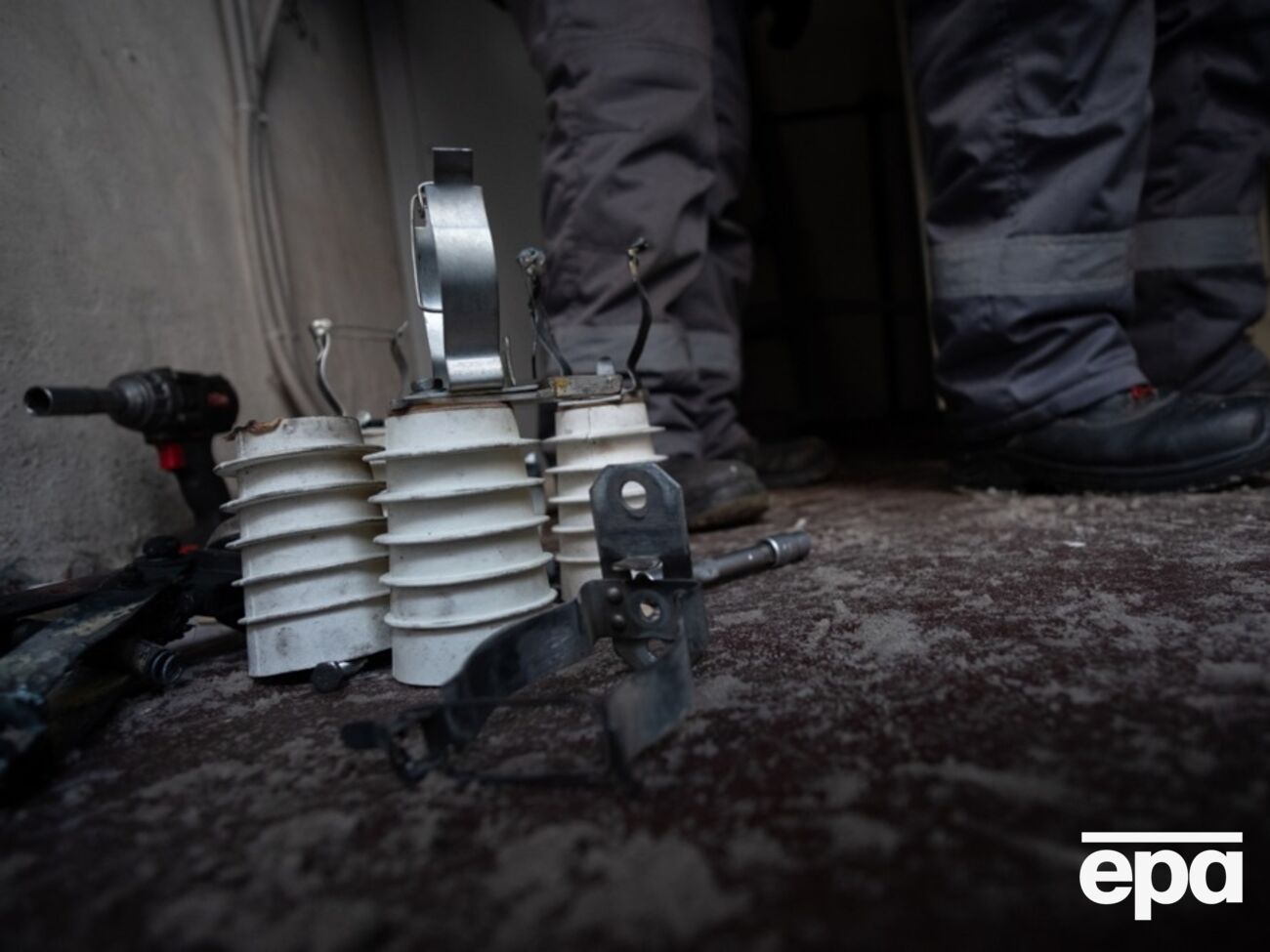 Енергетики працюють над відновленням, проте через безпеку цей процес може затягнутися, попередили в "Чернігівобленерго"