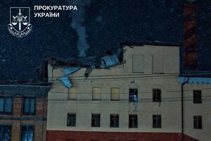В Голосеевском районе Киева в результате обстрела РФ есть разрушения на верхнем этаже кондитерской фабрики, рассказали в ГСЧС