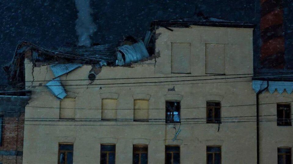 У Голосіївському районі Києва внаслідок обстрілу РФ є руйнування на верхньому поверсі кондитерської фабрики, розповіли у ДСНС