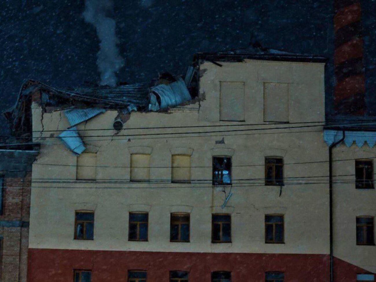 В Голосеевском районе Киева в результате обстрела РФ есть разрушения на верхнем этаже кондитерской фабрики, рассказали в ГСЧС