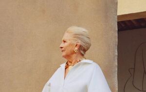 Жакмюс опублікував довгий список правил, яких його бабуся змушена дотримуватися як амбасадорка