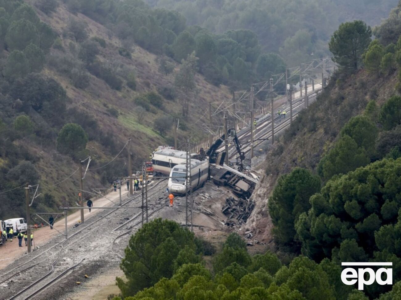 Нарушение целостности рельса привело к образованию "ступени", в которую на скорости примерно 200 км/ч ударилось колесо поезда