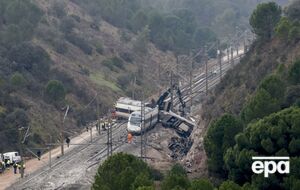 Нарушение целостности рельса привело к образованию "ступени", в которую на скорости примерно 200 км/ч ударилось колесо поезда