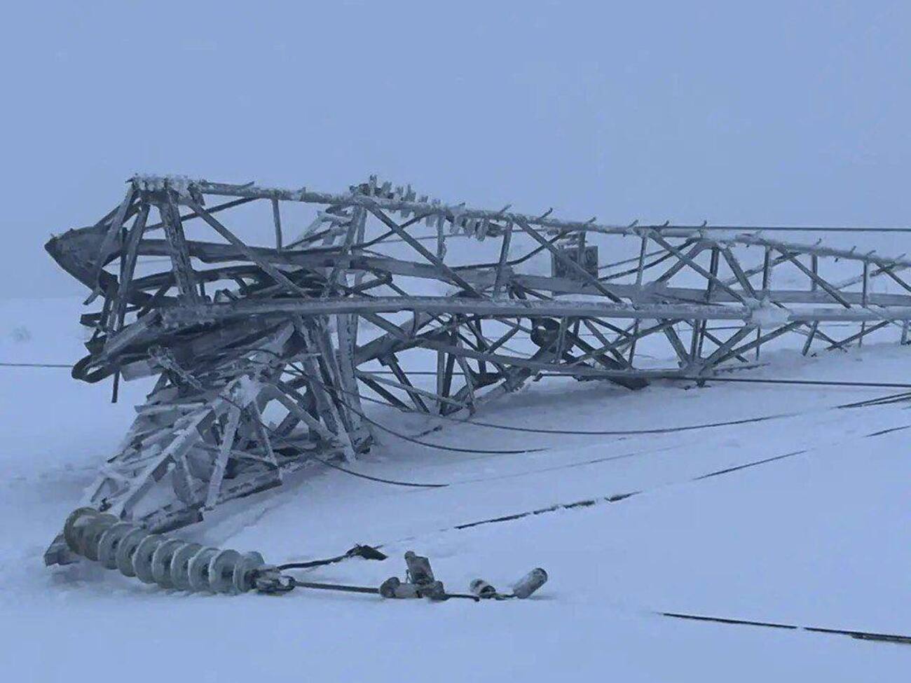 Губернатор Мурманской области показал обрушившуюся опору ЛЭП
