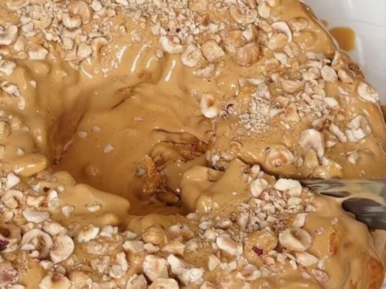 Для крема возьмите 150–200 г мороженого