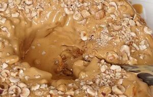 Для крема возьмите 150–200 г мороженого