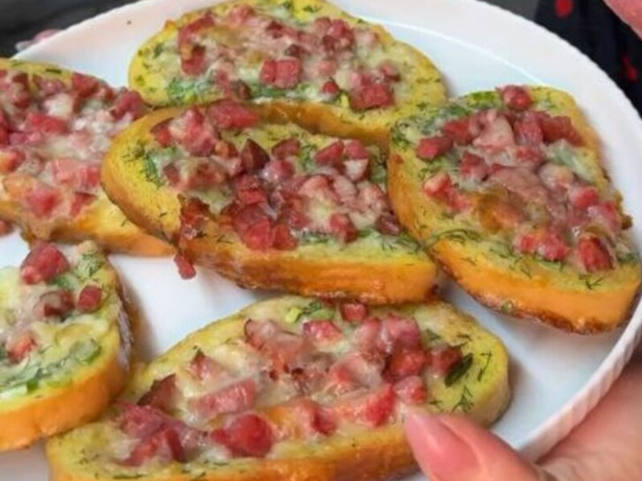 Для начинки возьмите колбасу и сыр