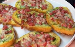 Для начинки возьмите колбасу и сыр