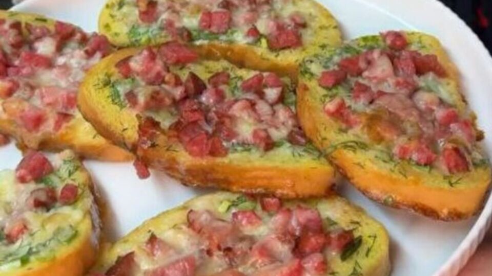 Для начинки возьмите колбасу и сыр