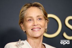 Стоун в прошлом году приобрела картину украинского художника и не сдержала своего восхищения украинской культурой