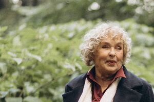 Для десерта возьмите 200 г сахара и 100 г глюкозного сиропа