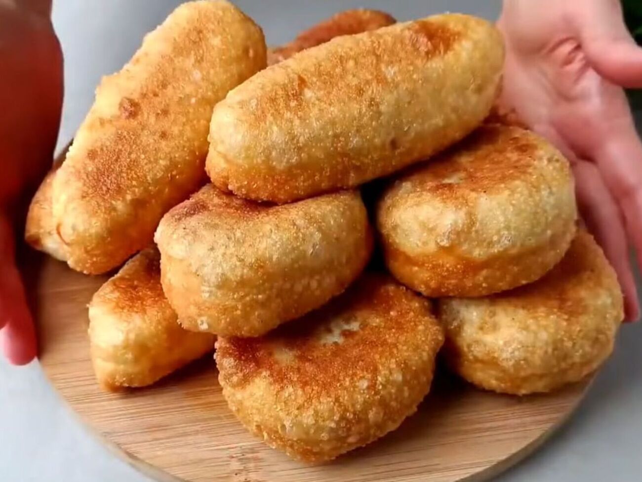 Смажте пиріжки на середньому вогні до золотавого кольору