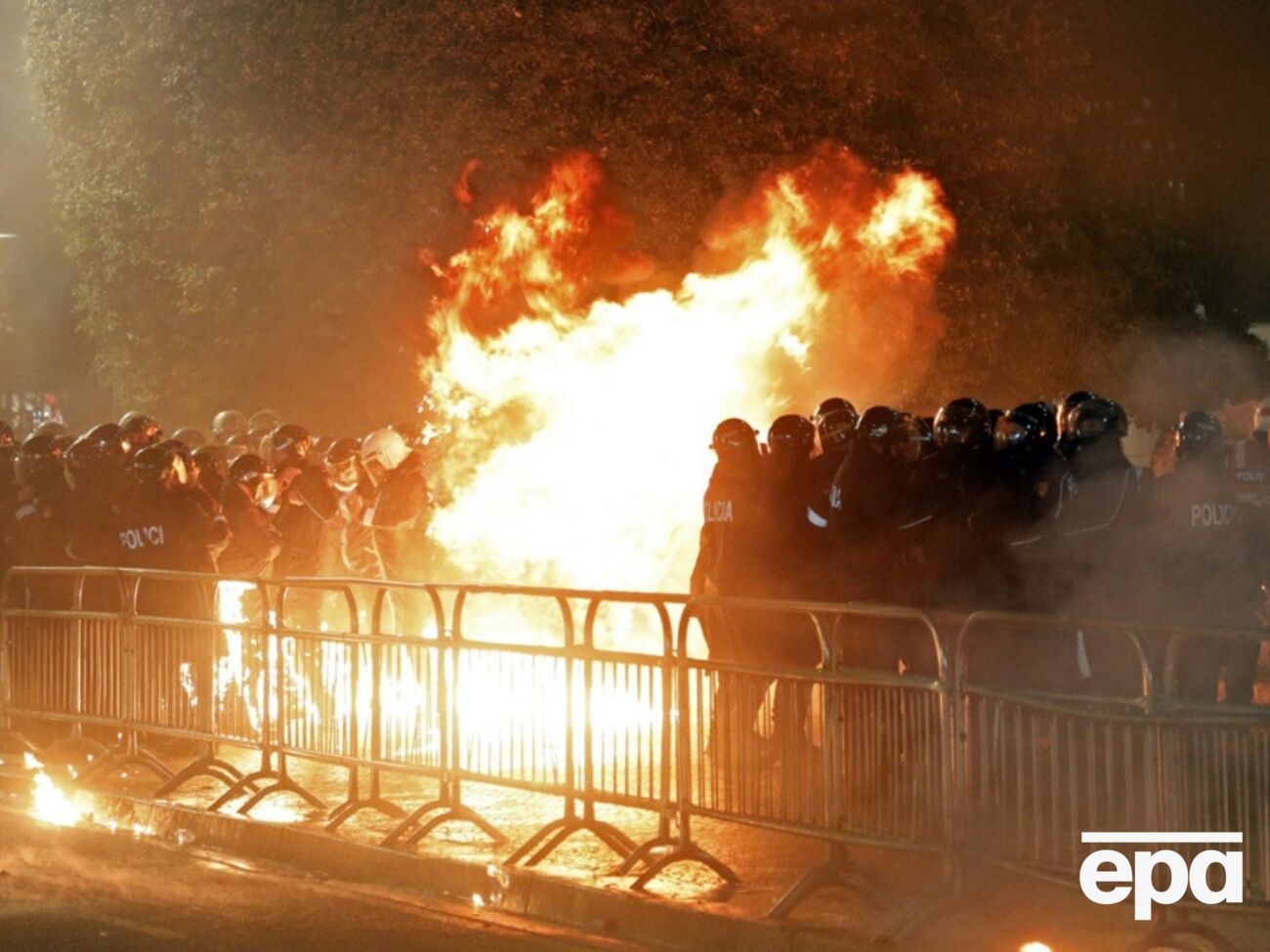 Столкновения протестующих и полиции произошли возле здания правительства