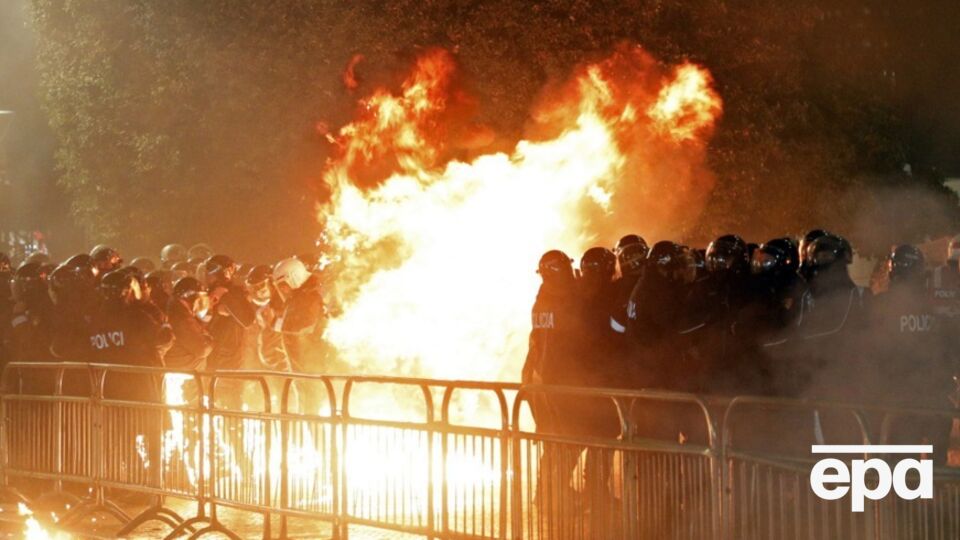 Столкновения протестующих и полиции произошли возле здания правительства