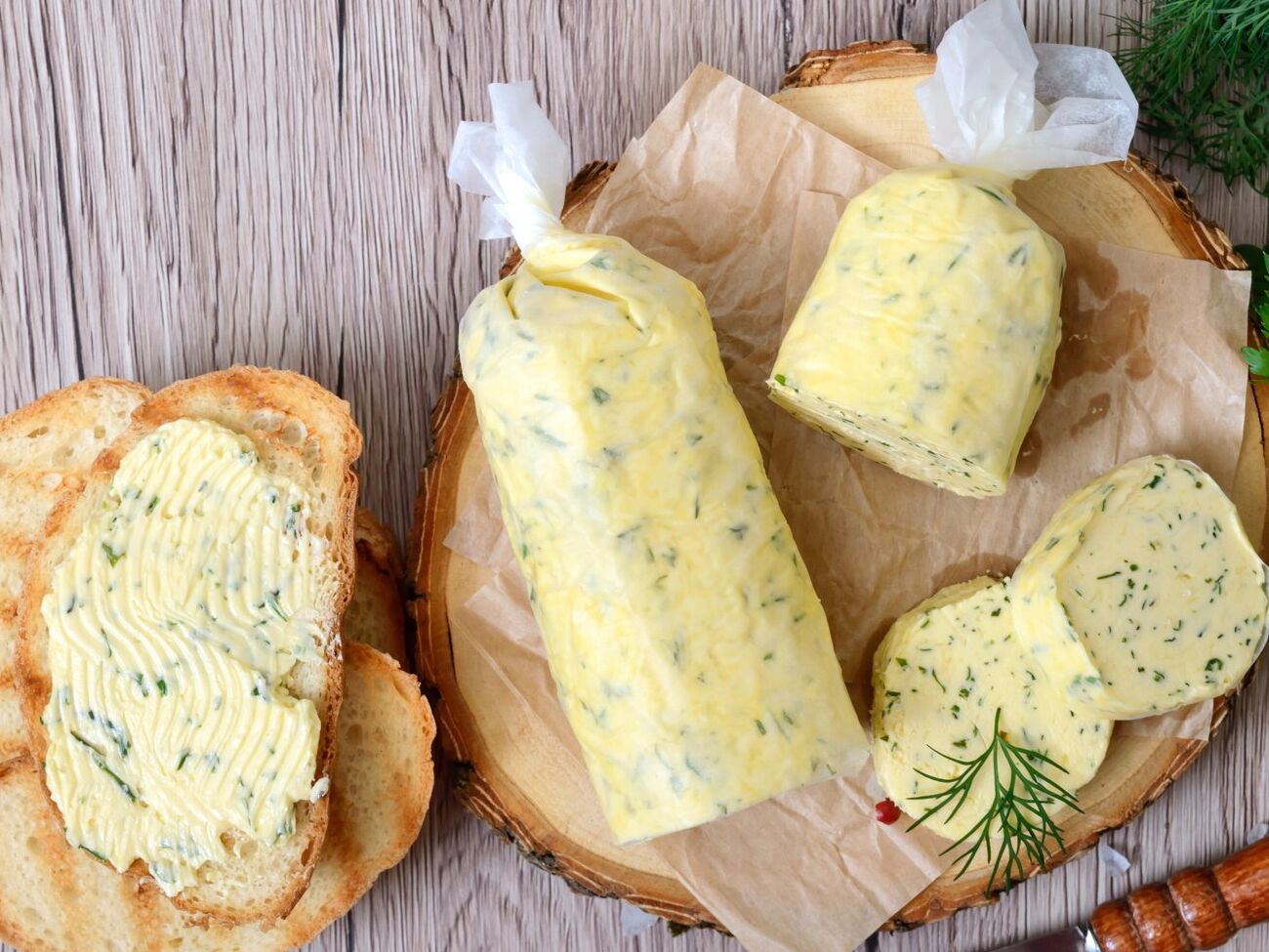 Для намазки возьмите 30 г майонеза