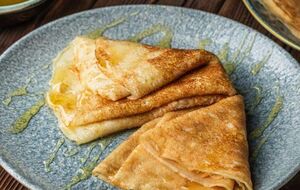 Смажте млинці на добре розігрітій сковорідці, змастивши її олією