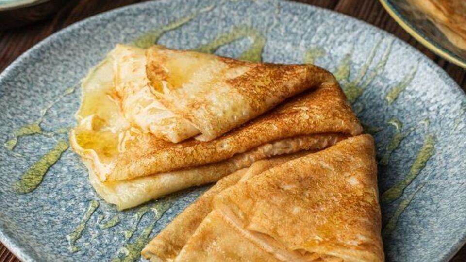 Смажте млинці на добре розігрітій сковорідці, змастивши її олією