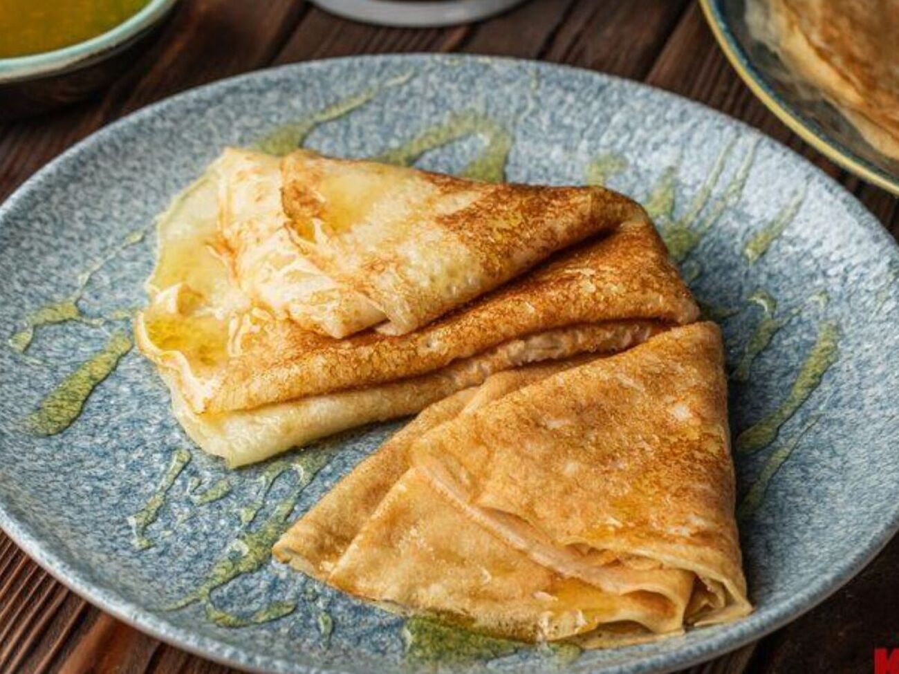 Смажте млинці на добре розігрітій сковорідці, змастивши її олією