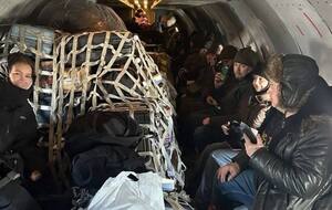 В российском Иркутске пассажиров гражданского рейса без предупреждения перевозили грузовым самолетом