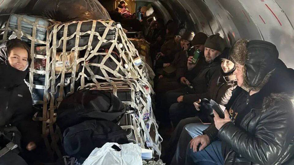 В российском Иркутске пассажиров гражданского рейса без предупреждения перевозили грузовым самолетом