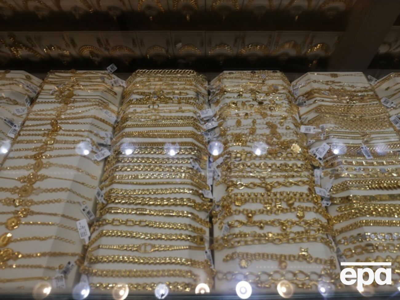 Флореса подозревают в краже драгоценностей на $100 млн