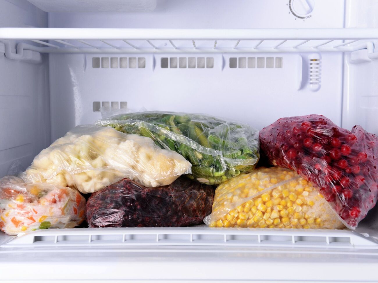 Плоды можно разморозить с помощью микроволновки или холодильника