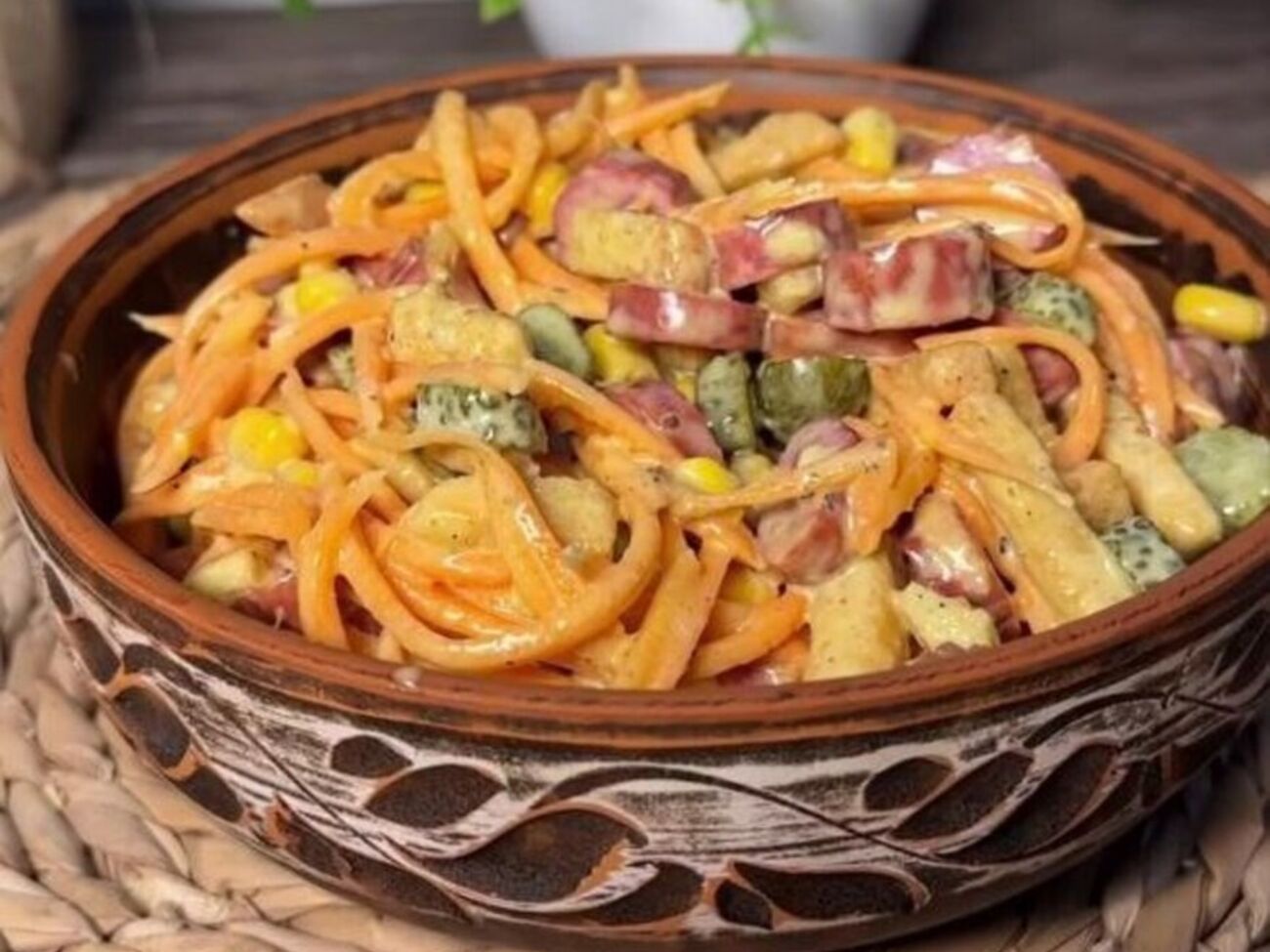 Для салата возьмите три-четыре маринованных огурца