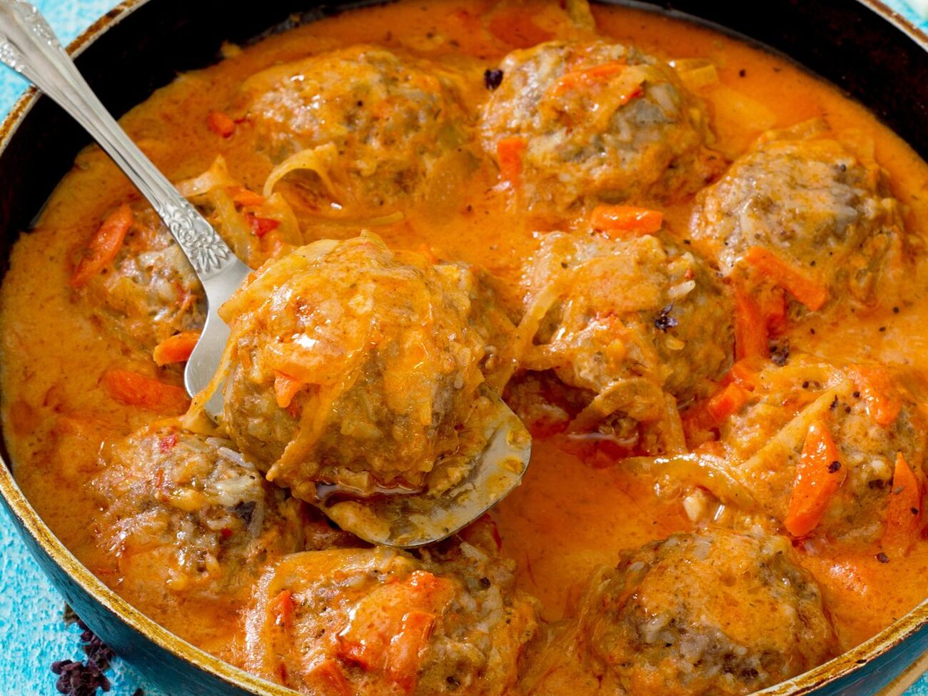 Для тефтелей возьмите 750 г свиного фарша